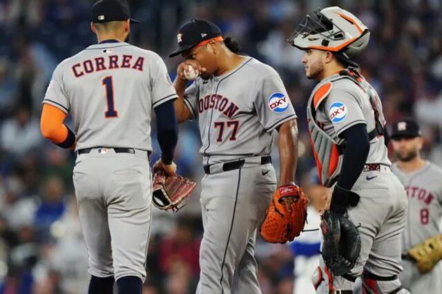 O iniciante de Houston, Luis Garcia (Center), é visitado por companheiros de equipe antes de ser retirado do jogo no segundo turno devido ao desconforto do cotovelo durante a derrota por 4-3 do Astros e 10 para o Blue Jays em 9 de setembro de 2025.