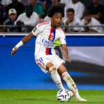 Malick Fofana tocando em Old Trafford para Lyon