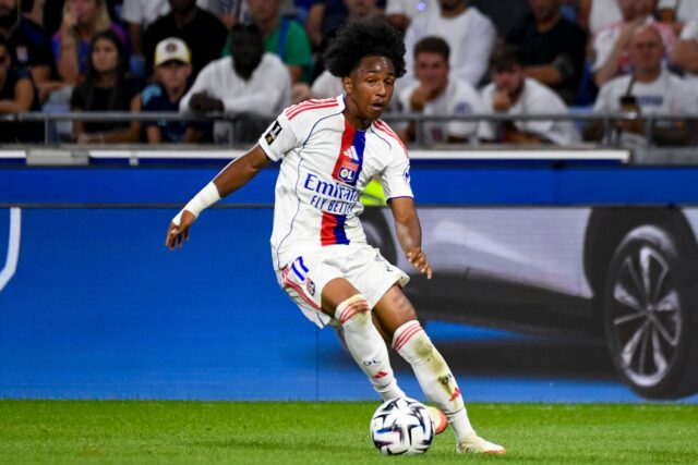 Malick Fofana tocando em Old Trafford para Lyon
