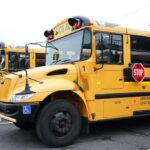 Ônibus escolares amarelos estacionados em um estacionamento do ensino médio em Hawthorne, NJ