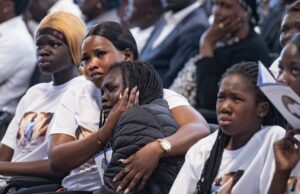 ‘Maior que a vida’, de 12 anos, morto em suposto ataque de facão se despediu Família e amigos se despediram de Chol Achiek em um serviço memorial no noroeste de Melbourne.