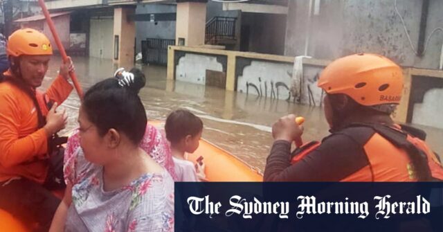 'Mais alto que testemunhamos': Bali inundado por inundações flash mortais

