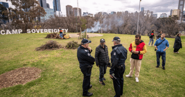 Soberania do acampamento no domínio Kings, onde as pessoas que acabaram de se apresentar e observar uma cerimônia semanal e a celebração da cultura foram atacadas pelos neonazistas após o evento de marcha para a Austrália. 