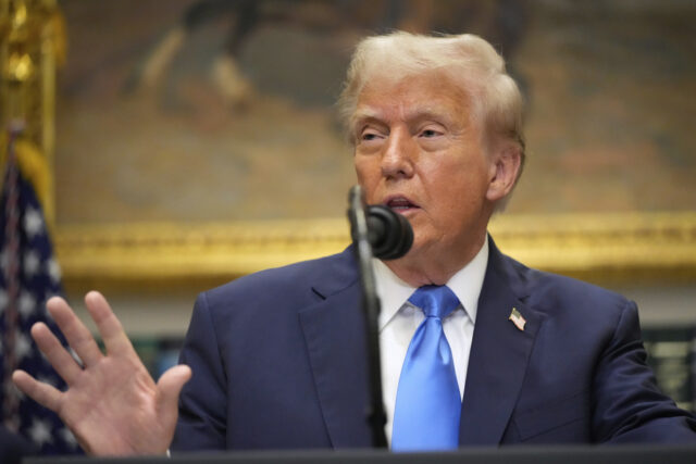 Mais trabalhadores do governo soam o alarme sobre a guerra de Trump contra os cuidados de saúde

