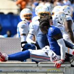 O grande receptor do Giants, Malik Nabers (1), é transportado para fora do campo em um carrinho após uma lesão.
