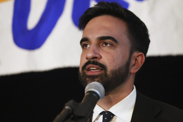 Arquivo - Jimmy Kimmel aparece na televisão da Walt Disney em Nova York em 14 de maio de 2019. (Foto de Evan Agostini/Invision/AP, arquivo)