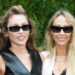 Miley-Cyrus-With-Tish e Brandi-GettyImages-1986605735