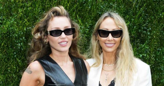 Miley-Cyrus-With-Tish e Brandi-GettyImages-1986605735