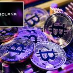 Moedas de criptomoeda Solana (Sol) empilhadas com uma tabela de ações em segundo plano.