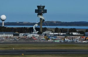 Manipulador de carga morre após acidente no aeroporto de Sydney A torre de controle de tráfego no aeroporto de Sydney. Rex genérico, Qantas, virgem, jato, aeroporto, aviões, passageiros, passageiros, companhias aéreas, viagens, economia, transporte, atrasos, bagagens, clientes. Sydney, NSW. 7 de agosto de 2024. Foto: Kate Geraghty