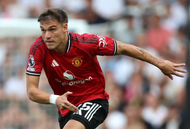 Manuel Ugarte se aquecendo contra o Fulham