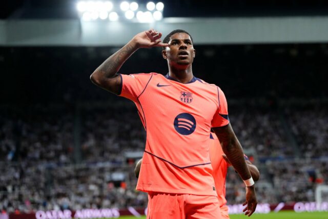 Marcus Rashford enfrentando COMO1907 na pré-temporada.