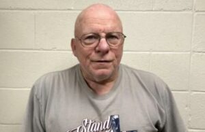 Marido da Carolina do Norte, casado com 3 mulheres ao mesmo tempo presas por acusações de bigamia – enquanto as autoridades procuram outras vítimas involuntárias Canecas de um homem preso por acusações de bigamia.