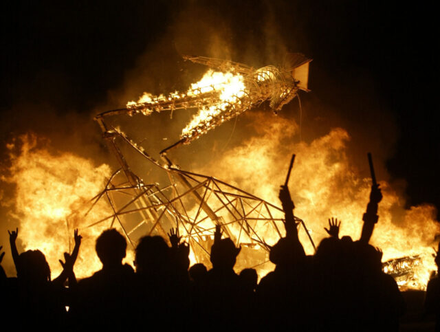 Masculino encontrado morto em 'piscina de sangue' em queimado macho Masculino encontrado morto em 'piscina de sangue' em queimado macho determinado