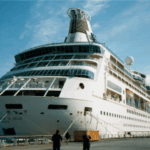 O homem salta ao mar do Cruise depois de acumular US $ 16.000 em dívidas de jogo. Rhapsody of the Seas International Royal Caribbean para Nova Orleans Mardi Gras.