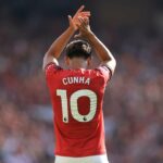 Matheus Cunha em ação durante a partida da Premier League entre o Manchester United e o Arsenal em Old Trafford em 2025 em Manchester, Inglaterra.