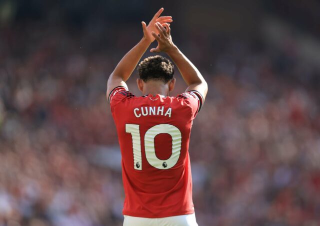 Matheus Cunha em ação durante a partida da Premier League entre o Manchester United e o Arsenal em Old Trafford em 2025 em Manchester, Inglaterra.