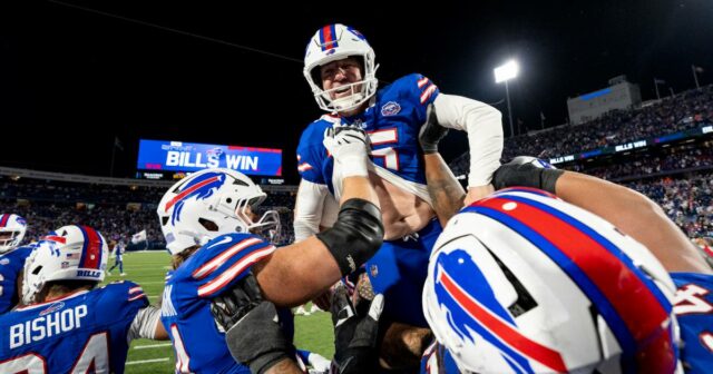 GetTyimages-2234232744.jpg Matt Prater Josh Allen 2025