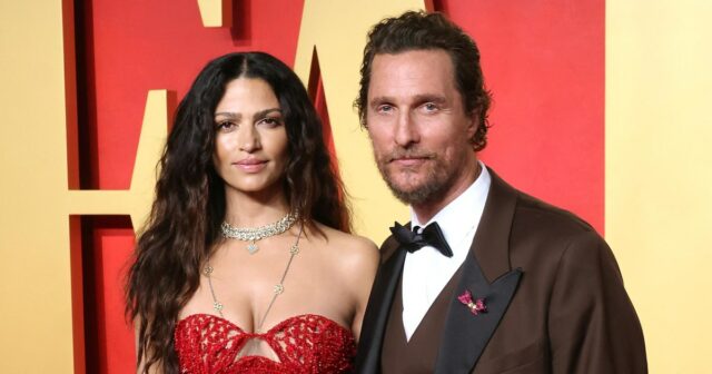 Camila Alves e Matthew McConaughey no Vanity Fair Oscar Party em 10 de março de 2024 em Beverly Hills.