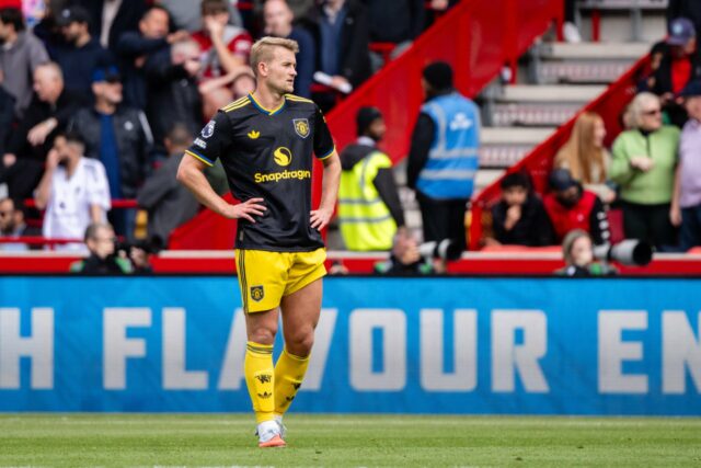 Ruben Amorim fica com Kobbie Manoo e Leny Yoro durante o Manchester United vs Brentford.