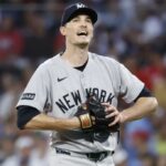 Max Fried, que conquistou sua 17ª vitória, comemora depois de sair do quinto turno na vitória dos Yankees por 5-3 sobre o Red Sox no Fenway Park em 13 de setembro de 2025.