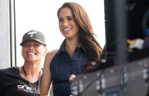 Meghan Markle exala a beleza do estado de ouro no vestido de halter da Marinha Meghan Markle e o príncipe Harry melhores momentos de moda