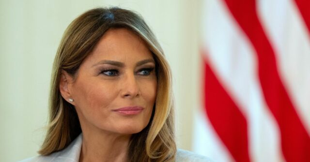 Melania Trump de volta aos holofotes públicos com chamada para a IA responsável

