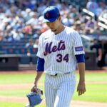 O arremessador do New York Mets, Kodai Senga (#34), sai do campo.
