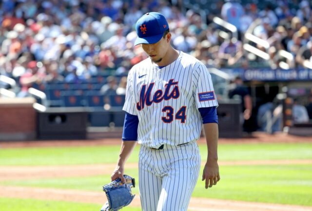 O arremessador do New York Mets, Kodai Senga (#34), sai do campo.