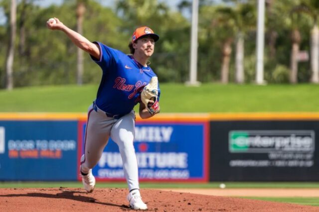 O arremessador do Mets Brandon Sproat lança prática de rebatidas ao vivo no treinamento da primavera, quinta -feira, 13 de fevereiro de 2025, em Port St. Lucie, FL.