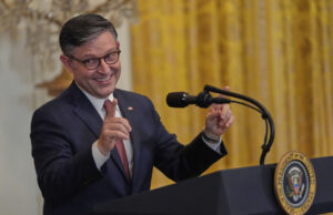 Mike Johnson não vê nada de errado com os estados da polícia de Trump Mike Johnson não vê nada de errado com os estados da polícia de Trump