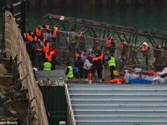 Mil em No entanto, simplesmente 3 fora: 1.072 viajantes atravessaram a rede no outro dia em 13 embarcações como o sistema ‘One In One Out’ de Starmer fica aquém para impedir – e ainda mais chegaram aqui hoje Mil em No entanto, simplesmente 3 fora: 1.072 viajantes atravessaram a rede no outro dia em 13 embarcações como o sistema 'One In One Out' de Starmer fica aquém para impedir - e ainda mais chegaram aqui hoje