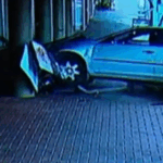 Um carro veio colidir com uma loja de alterações em Adelaide, com testemunhas que o valorizam
