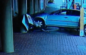 ‘Milagre ninguém foi atingido’: o carro esmaga a loja de alterações Um carro veio colidir com uma loja de alterações em Adelaide, com testemunhas que o valorizam