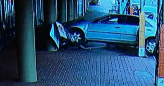 Um carro veio colidir com uma loja de alterações em Adelaide, com testemunhas que o valorizam 