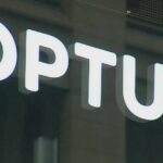 Uma foto de close-up de uma placa da loja Optus
