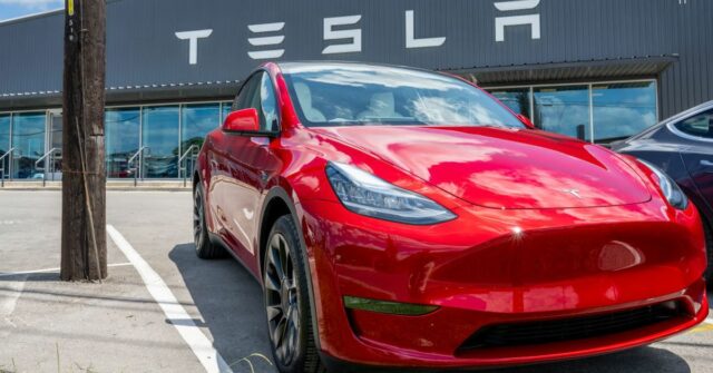 AUSTIN, Texas - 31 de maio: Um Tesla Model Y é visto em um lote de carros da Tesla em 31 de maio de 2023 em Austin, Texas. O Modelo Y de Tesla se tornou o carro mais vendido do mundo no primeiro trimestre de 2023. (Foto de Brandon Bell/Getty Images)