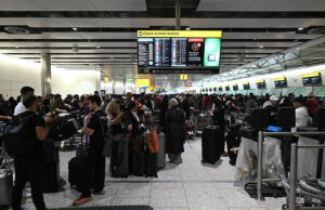 Milhares de viagens adiadas em Heathrow e vários outros terminais do aeroporto após um ataque cibernético perceptível Travellers wait in terminal 4 at Heathrow Airport, west of London on September 20, 2025. Major European airports including Brussels, Berlin and London's Heathrow were Saturday hit by "cyber-related disruption" affecting check-in and baggage drop systems and causing delays, airport service provider Collins Aerospace told AFP.