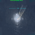 Imagens de um golpe de drones nos EUA atingindo um barco que supostamente está conectado a cartéis venezuelanos que contrabandeam drogas.