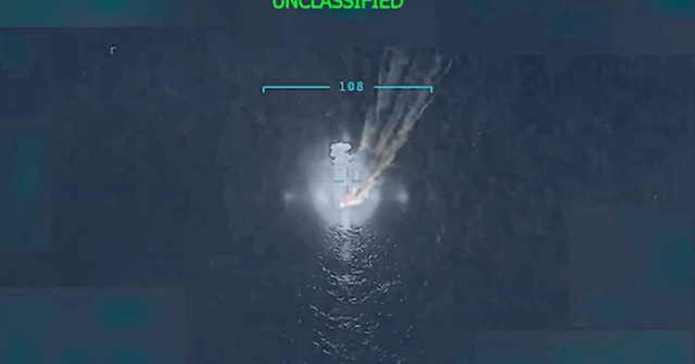 Imagens de um golpe de drones nos EUA atingindo um barco que supostamente está conectado a cartéis venezuelanos que contrabandeam drogas.