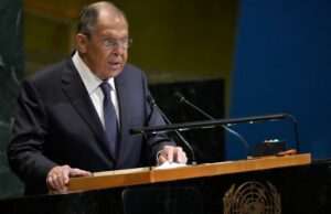 Ministro das Relações Exteriores da Rússia entrega aviso velado no endereço da ONU O ministro da Rússia para Relações Exteriores, Sergey Lavrov, aborda a 80ª sessão da Assembléia Geral das Nações Unidas, sábado, 27 de setembro de 2025, na sede da ONU. (AP Photo/Pamela Smith)