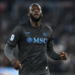O atacante do Manchester United e da Dinamarca Rasmus Hojlund aplaude o jogo da Série A entre a Fiorentina e o Napoli. Napoli venceu por 3-1 sobre a Fiorentina.