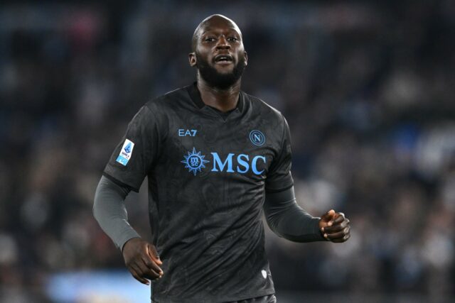 O atacante do Manchester United e da Dinamarca Rasmus Hojlund aplaude o jogo da Série A entre a Fiorentina e o Napoli. Napoli venceu por 3-1 sobre a Fiorentina.