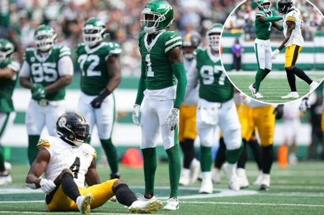 O New York Jets Cornerback Soluce Gardner (#1) fica sobre um jogador do Pittsburgh Steelers em campo.
