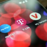 Uma torre de telefone celular T-Mobile com LTE e 5G