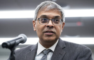 Mudanças no NIH dão aos nomeados políticos maior poder para financiar ou bloquear a pesquisa Cartoon de Mike Luckovich