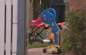 Mulher acusada de homicídio culposo depois que duas meninas mortasão em incêndio em casa em Melbourne Mulher acusada de homicídio culposo depois que duas meninas mortasão em incêndio em casa em Melbourne