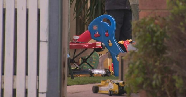 Mulher acusada de homicídio culposo depois que duas meninas mortasão em incêndio em casa em Melbourne

