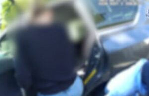 Mulher acusada de perseguir dois homens, fingindo gravidez e exigindo dinheiro Uma mulher de Gold Coast foi acusada de perseguir dois homens, fingindo estar grávida e exigindo dinheiro com eles.