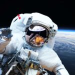 Astronauta realizando uma caminhada espacial.